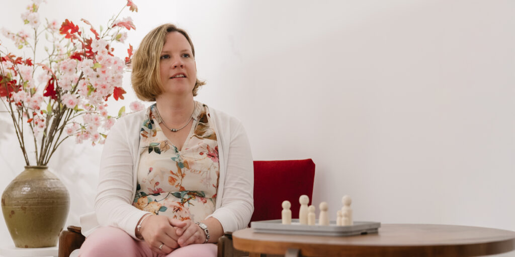 Ellen van den Barselaar met een opstelling op een bord